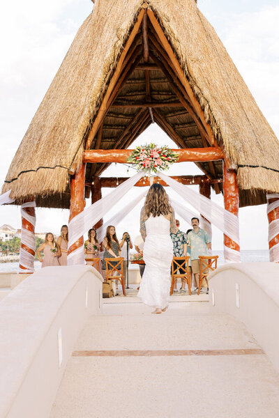 Bride walks up aisle to ceremony in Mexico