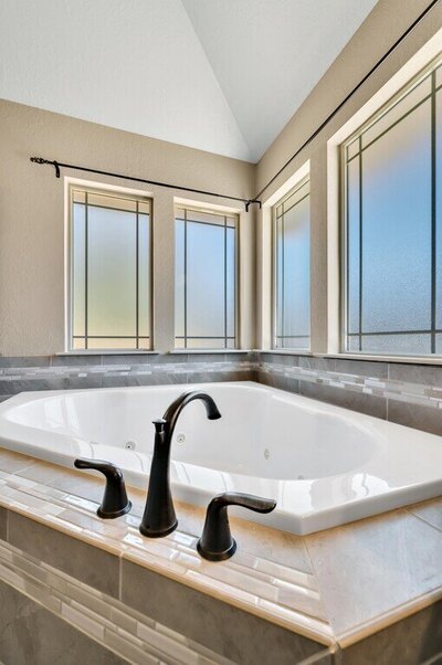 Master bathroom with jacuzzi tub in this three-bedroom, two-bathroom vacation rental lake house that sleeps eight just steps away from Stillhouse Hollow Lake in Belton, TX.