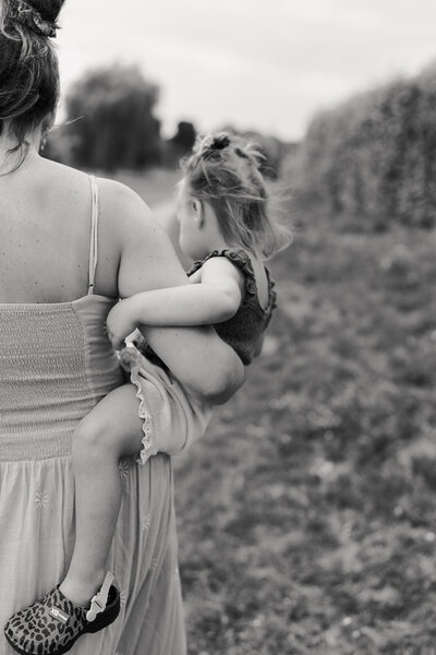meike molenaar fotografie moeder en dochter wandelen