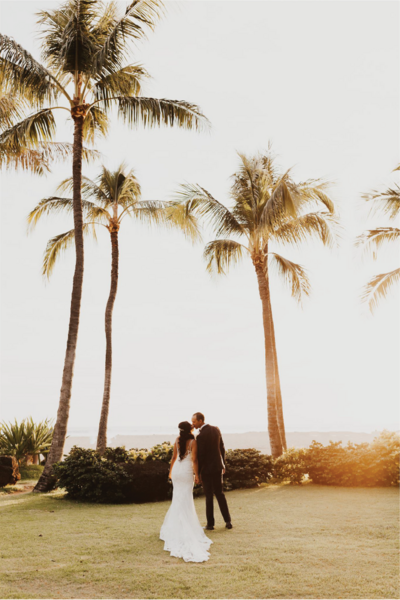 couple-kissing-under-palm-trees@2x