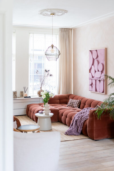 Ronde tafel met eetkamerstoelen