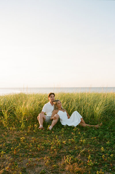 couple walking towards ocean for lifestyle photos in prince edward island