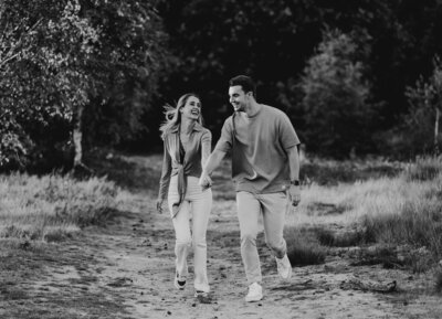 Koppel tijdens familie fotoshoot in Veldhoven, Noord-Brabant door Danielle Jentjens Fotografie