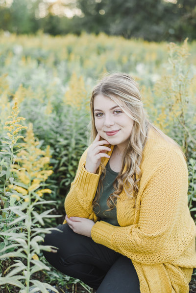 Mustard yellow sweater for senior photo outfit ideas