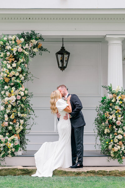 connecticut wedding couple kissing