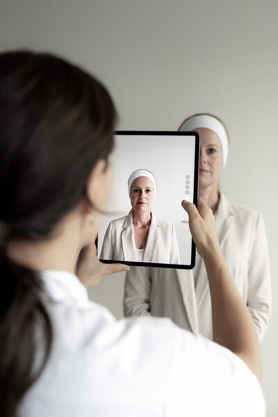 Dr Lizenka Adriaanse intake Cosmetisch Arts Rotterdam