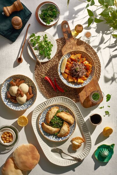 Table garnie de plats colorés et généreux