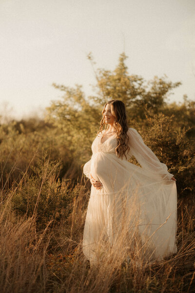 MOM SOAKING UP GOLDEN SUN FOR PHOTO SHOOT IN NASHVILLE TENNESSE