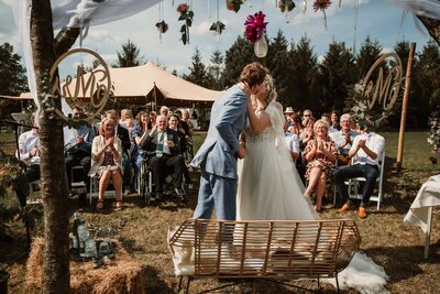 Zoenend koppel tijdens trouw door trouwfotograaf Eline Hemelt