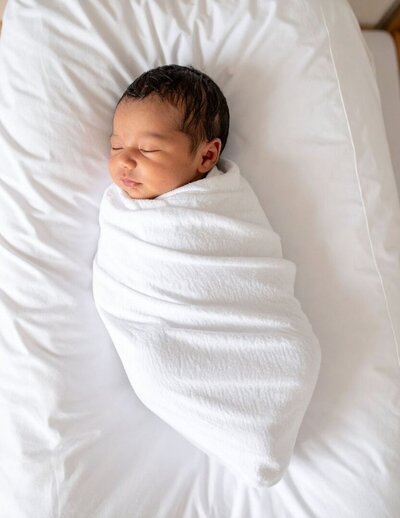 two pregnant woman chatting during a prenatal educaiton class