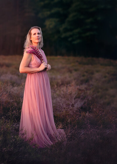 fotoshoot lange roze jurk