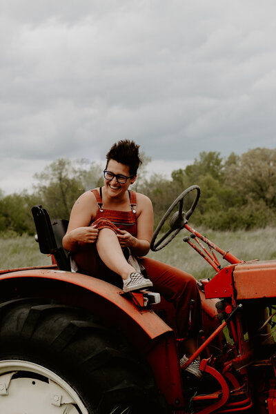 laramie-and-morgan-gardening-session004-72