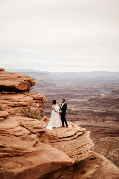 Engagement photos at the Utah Salt Flats whit a couple in all black.