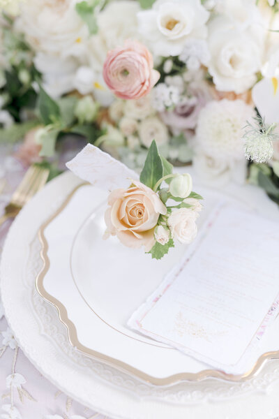 pastel-wedding-table-setting