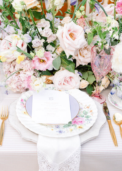 Elegant floral table setting captured by Abby Bell Photography, a luxury Alabama wedding photographer. Specializing in fine art wedding photography in Alabama, Abby Bell creates romantic and timeless wedding scenes with personalized details.