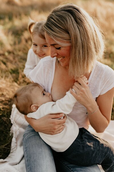 seance-photo-naissance-a-domicile-bebe-nouveaune-maman-bebe