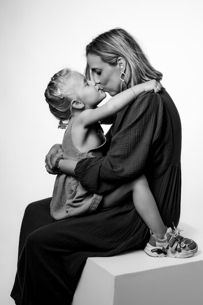 Moeder en dochter poseren samen tijdens een warme en spontane fotoshoot in de studio van Studio 2Shoot in Eijsden.