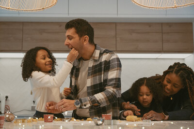 playful-christmas-family-photoshot-baking-cookies-in-amsterdam-inhousecapture