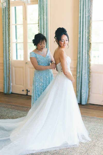 bride and mom getting ready