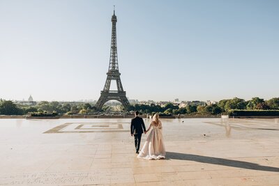 Destinaton wedding photographer in Paris with a couple in front of Tour Eiffel - Trocadero