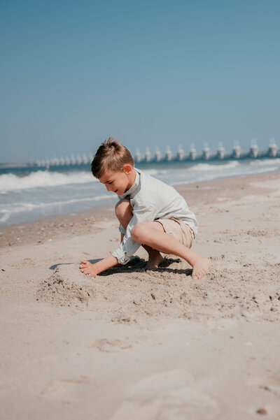 Jongen speelt op het strand