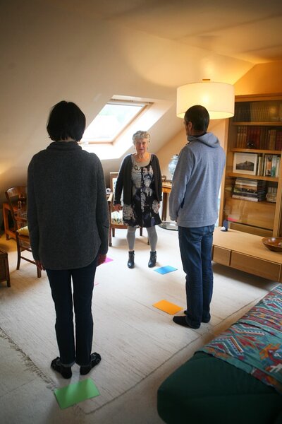 Cabinet d'Anne Mathieu avec deux personnes en train de faire une constellation systémique