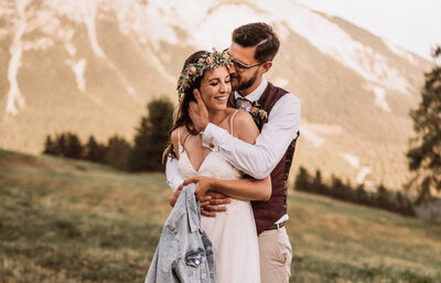 Ein verliebtes Hochzeitspaar genießt einen intimen Moment vor der atemberaubenden Kulisse von Lenzerheide Guarda Val. Authentische und ungestellte Hochzeitsfotografie von Stories by Jane, die die natürliche Schönheit und die emotionale Verbindung eures besonderen Tages einfängt.