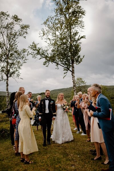 Gratulationer av brudpar efter vigsel.