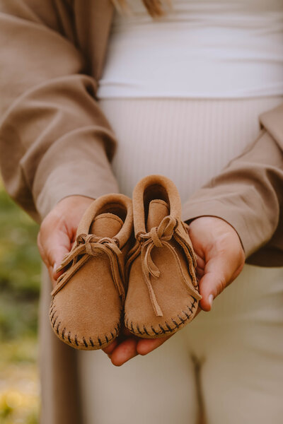 Zwangerschaps fotografie close up van baby schoentjes