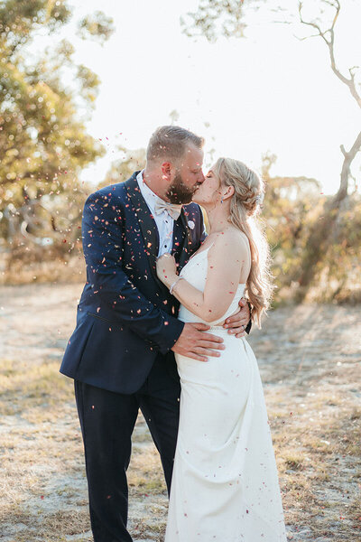 bride-groom-kiss-confetti