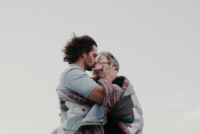Love shoot op het strand met surfer couple. 