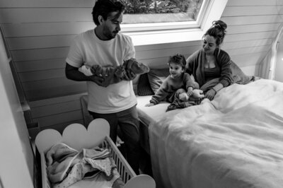 baby_ontmoet_broertje_gezinsmoment_fotografie