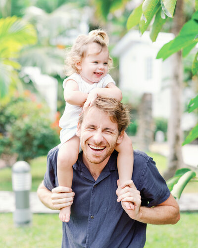 Famille de trois, photo plein pied dans un jardin extérieur, tenues élégantes en bleu et rose