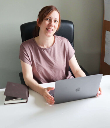 Ulrika Marwick  med dator vid skrivbordet