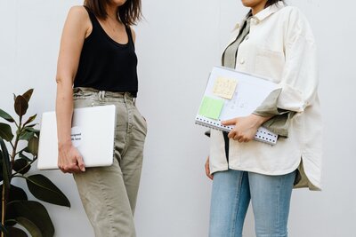 deux femmes discutent face à face