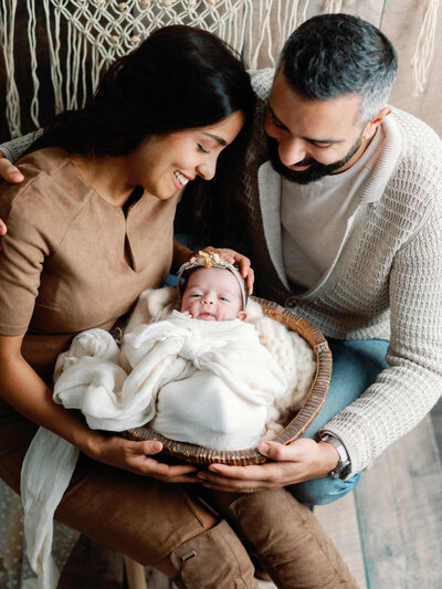 Portrait de famille en studio, groupe avec fond noir