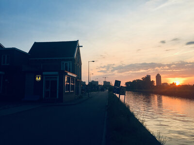 Earforce-geluidsstudio-amsterdam-audio-post-voice-over-podcast-opname-producties-home-pand-zonsondergang-compressed