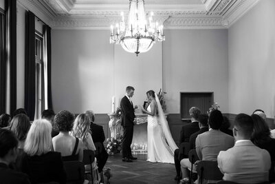 Bruidspaar leest geloftes voor tijdens bruiloft - vastgelegd door trouwfotograaf in Nederland Linda Photography