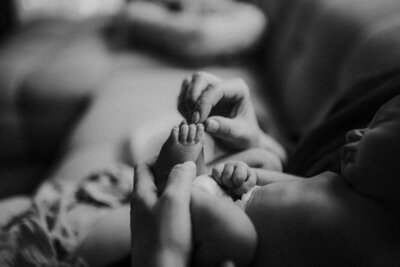 En bild på ett barns fötter tagen under en familjefotografering i Göteborg