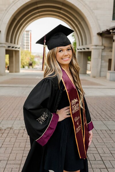Texas State grad photos at the arch 