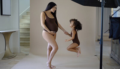 maternity photoshoot at home, creating family photos in your living room. Photography by Lola Melani