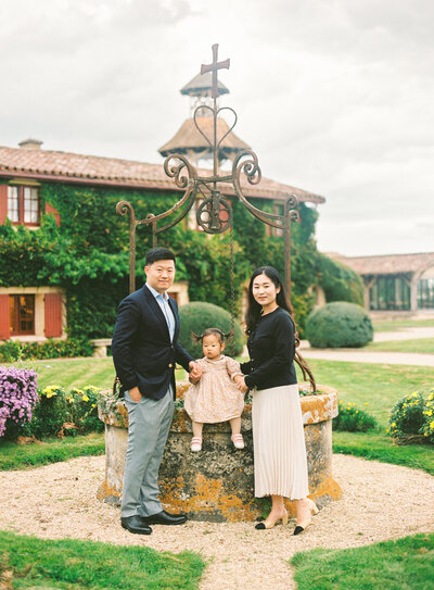 Family posing in château Smith Haut Lafitte