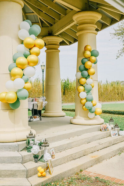 balloons-yellow-green-outdoor