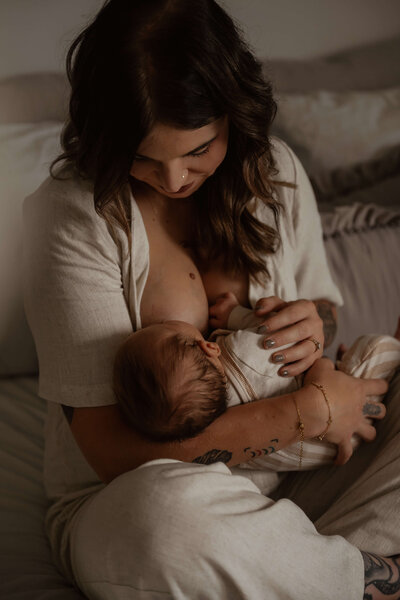 een mama die borstvoeding geeft aan haar baby'tje