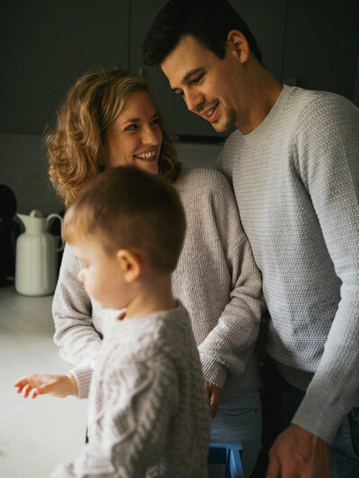 Vater und Mutter schauen sich an mit Kind im Vordergrund