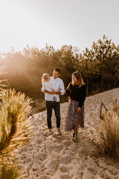 seance-famille-balade-matin-plage