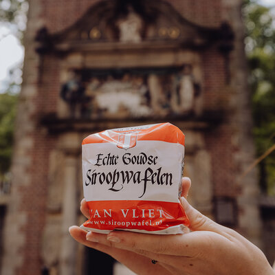 Pakje met Van Vliet siroopwafels voor poortje in Gouda