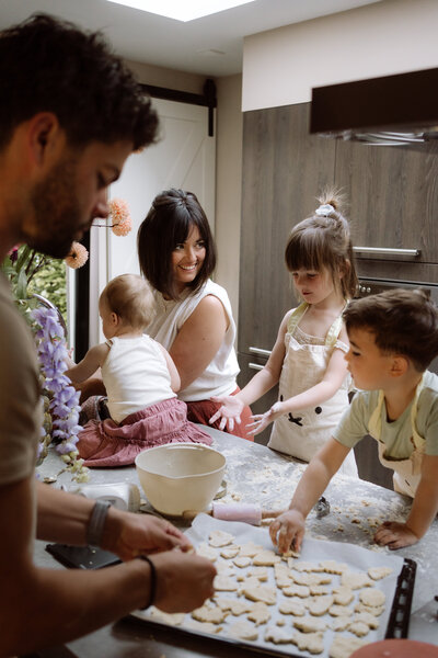 Lifestyle gezinsfotografie tijdens een Homes to Remember-shoot – koekjes bakken 