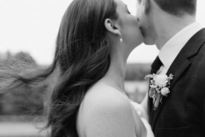 Le marié se prépare avec sa mère pour son mariage en mettant son veston.