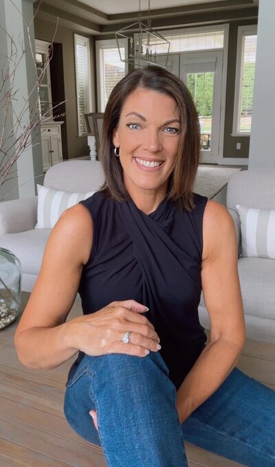 Shelby Dillon sitting in her studio from where she teaches her online course